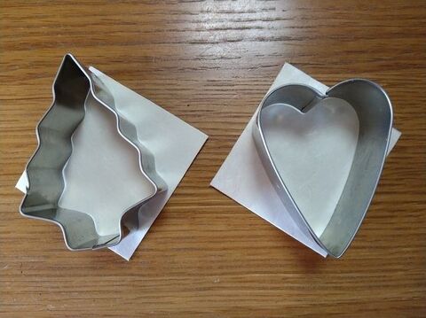 包装紙とクッキー型で作るメッセージカード 暮らしニスタ 包装紙とクッキー型で作るメッセージカード 暮らしニスタ