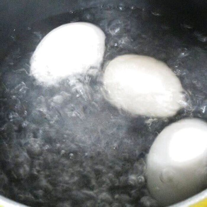 固ゆで卵を作り、卵サンドの具を作ります