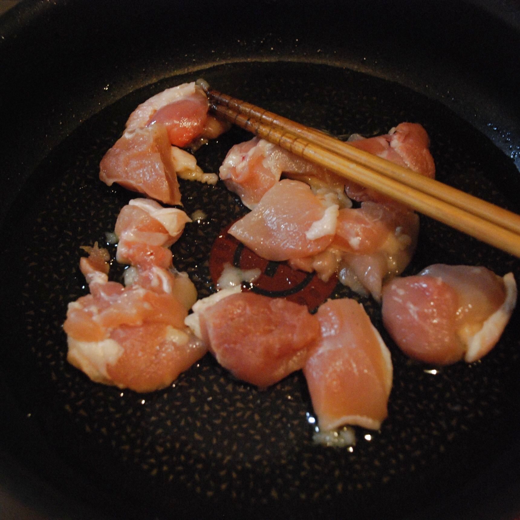 鶏もも肉を炒めます