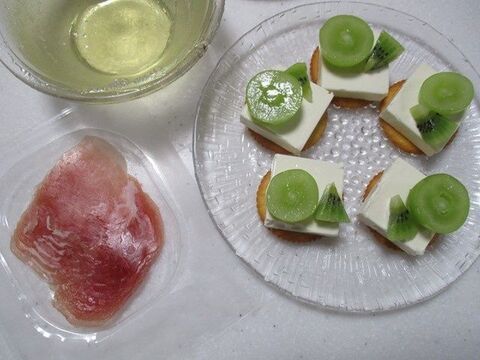 お酒と楽しむ 生ハムとシャインマスカットとキウイのクリームチーズカナッペ 暮らしニスタ お酒と楽しむ 生ハムとシャインマスカットとキウイのクリームチーズカナッペ 暮らしニスタ