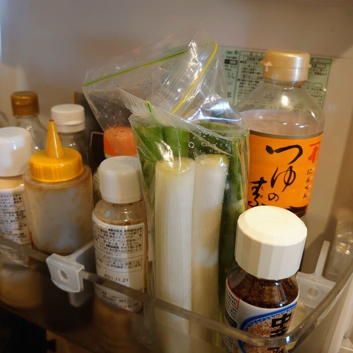 冷蔵庫で保存　　私の場合、野菜は野菜室と言う概念がないのでココで立てて保存