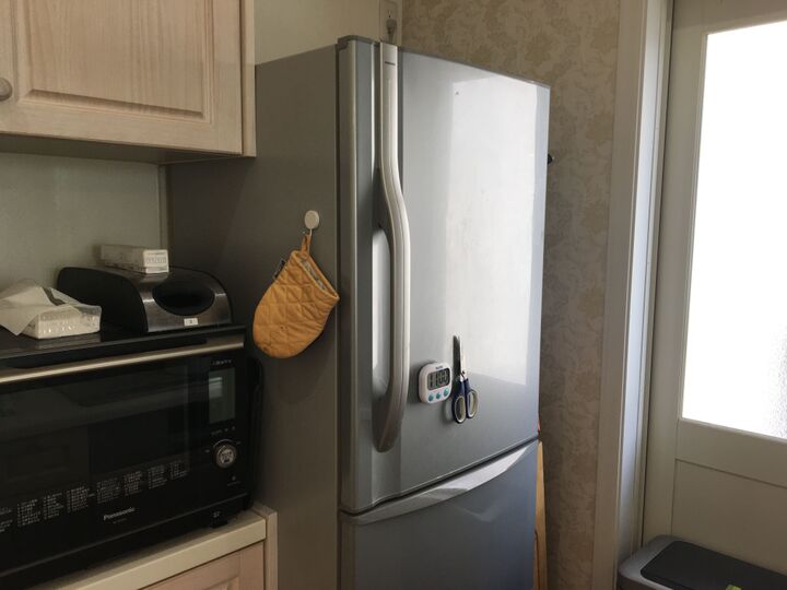 【100均活用】この手があったか!冷蔵庫のドアポケットが劇的に使いやすくなる「ナナメ置き」とは?