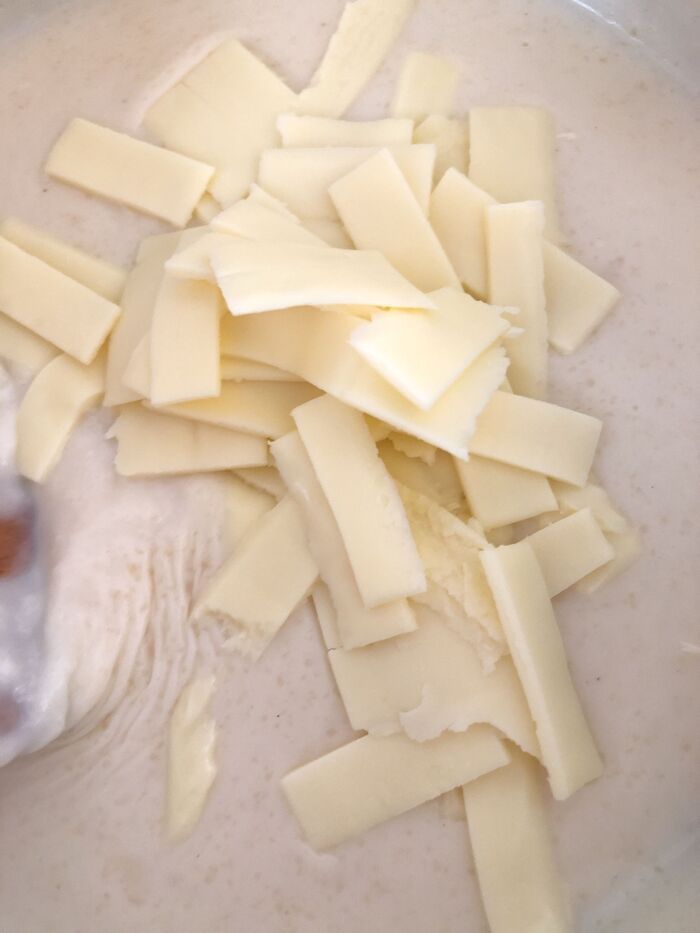 とろみがついてきたら とろけるチーズを加えます