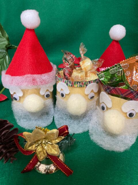 100均目玉シールとペットボトルで 貼るだけサンタのキャンディケース 暮らしニスタ 100均目玉シールとペットボトルで 貼るだけサンタのキャンディケース 暮らしニスタ