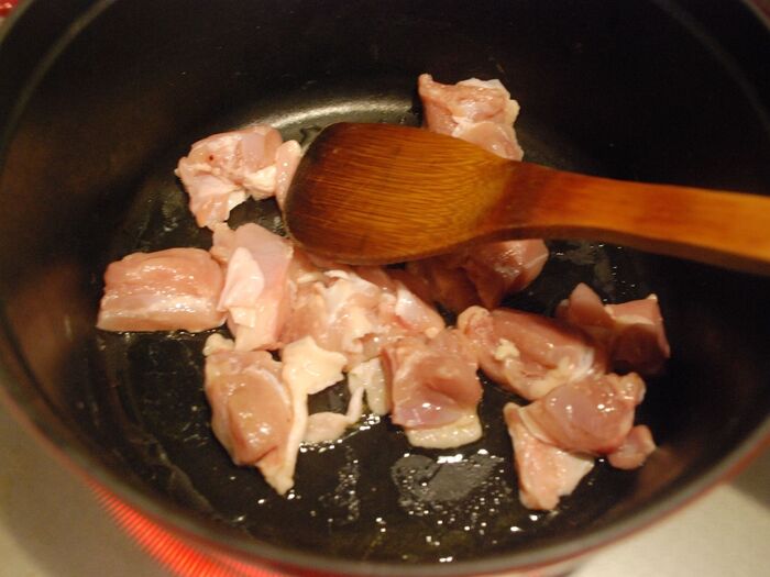 鶏もも肉を炒めます