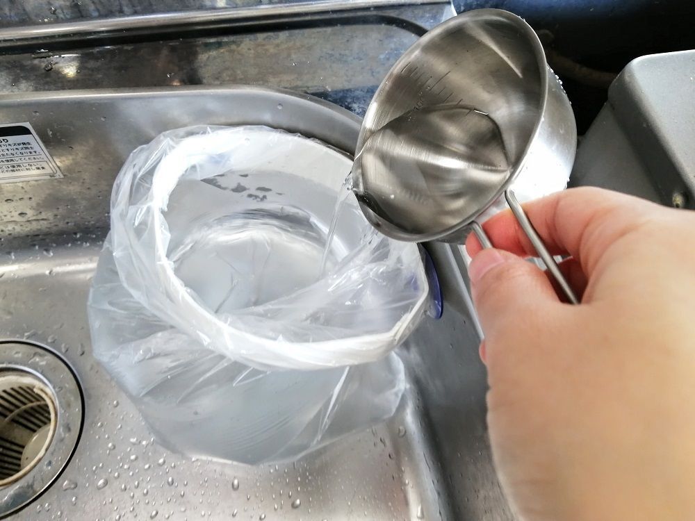 ダイソー もうドロドロの三角コーナーを洗う必要なし 水仕事をラクチンに変える100均便利グッズ 暮らしニスタ