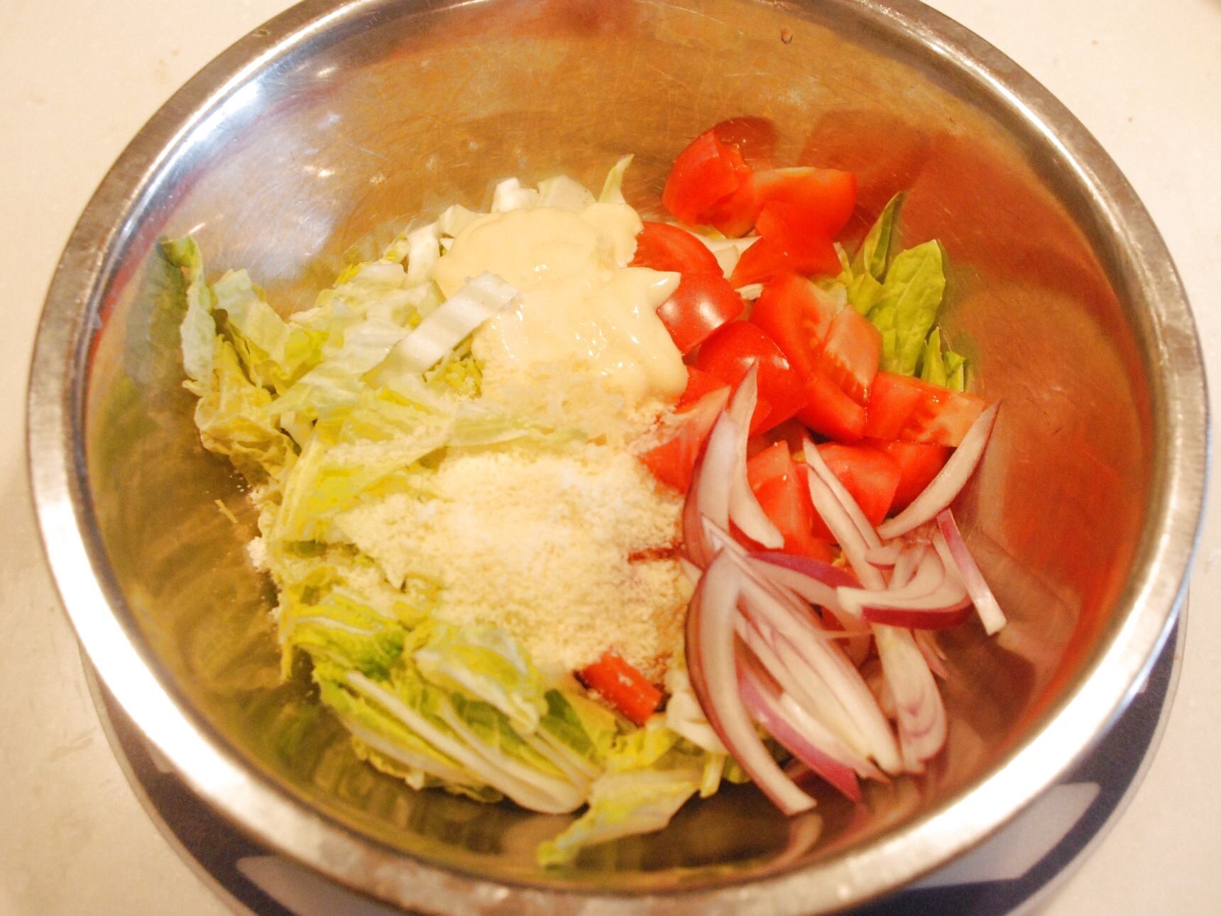 ボウルに切った野菜と●の調味料を入れます