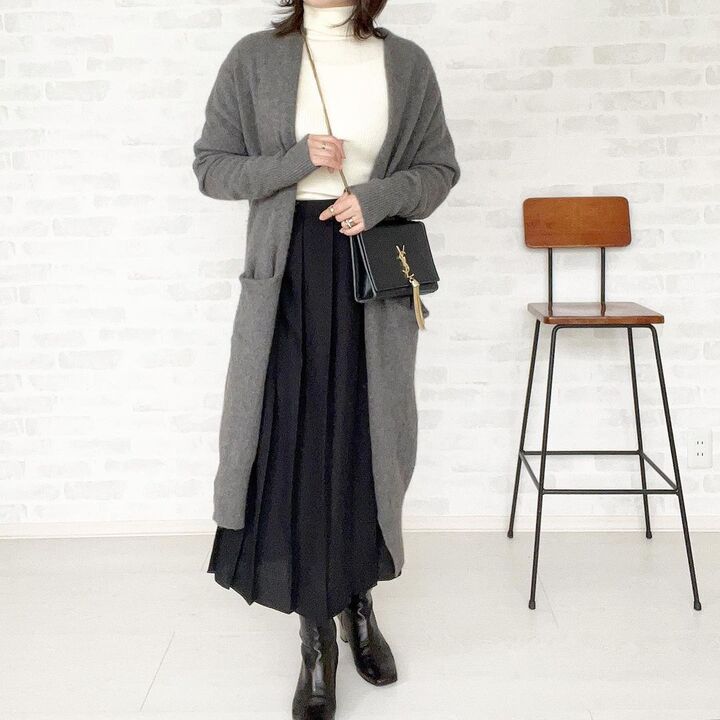 【ユニクロ】即買い決定!新鮮なワイドプリーツで大人のモノトーンコーデ