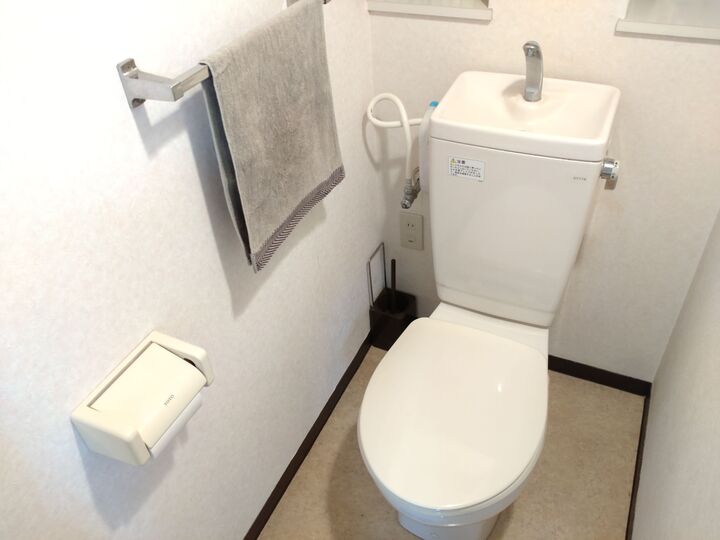 狭いトイレは「空中収納」で解決♪100均グッズを使ったトイレットペーパー収納法