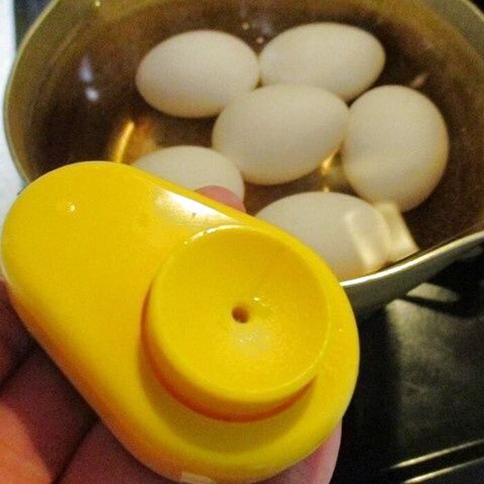専用穴あけを使い、卵に１つ穴を開ける
