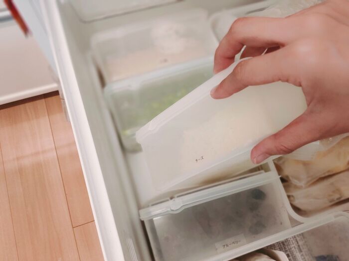 立てて収納すると超快適に♪100均アイテムで冷凍庫が便利で使いやすく大変身♪