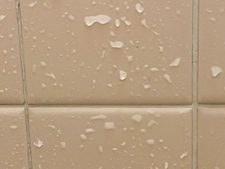 たった5分でお風呂すっきり♪「漂白剤×片栗粉」が最強のカビ取り剤に♪