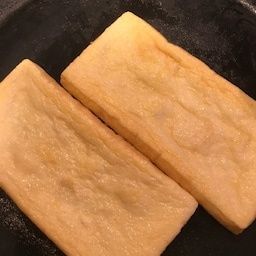 油揚げをフライパンでカリカリに焼く