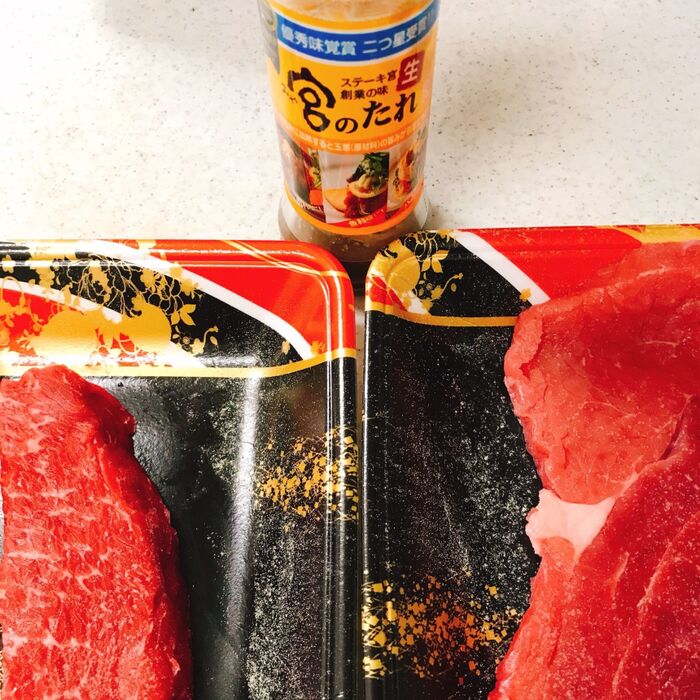 ステーキ肉は冷蔵庫から出して塩胡椒しておきます！