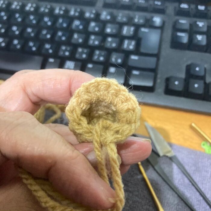 鼻はかぎ針で丸く編んでいきます