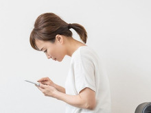 更年期の老け胸や肩こりを改善！「巻き肩」に効果的な肩甲骨ストレッチ実践メニュー