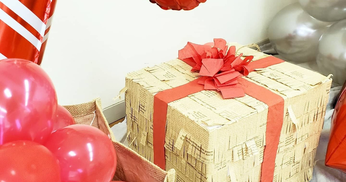 クリスマスプレゼント型のくす玉 ピニャータ 暮らしニスタ