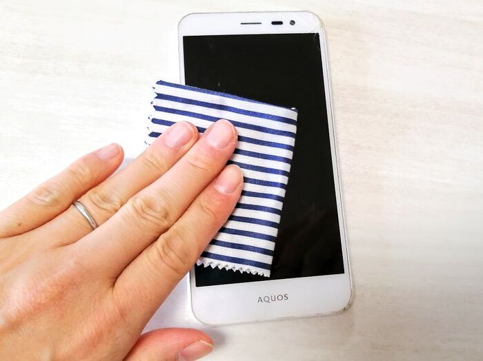 実はティッシュもng 意外と知らないスマホの正しい掃除方法 暮らしニスタ 実はティッシュもng 意外と知らないスマホの正しい掃除方法 暮らしニスタ