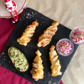 【クリスマスにオススメ】編み込みツリーソーセージパイ〜ガーリックアボカドソース〜 #パーティー