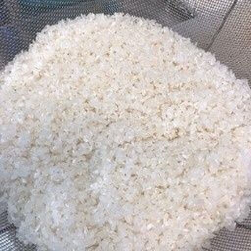 お米はサラッと研いでザルに上げておきます