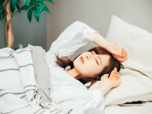 これも更年期？「最近、寝た気がしない」をスッキリ快眠に！不眠チェックリスト＆対処法【医師監修】