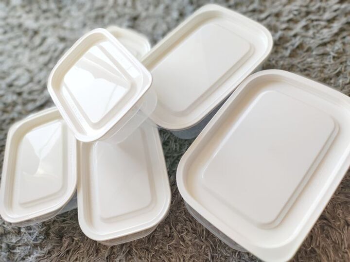 ポイポイいれるだけ!かさばる「タッパー」の超ズボラ収納アイデア♪