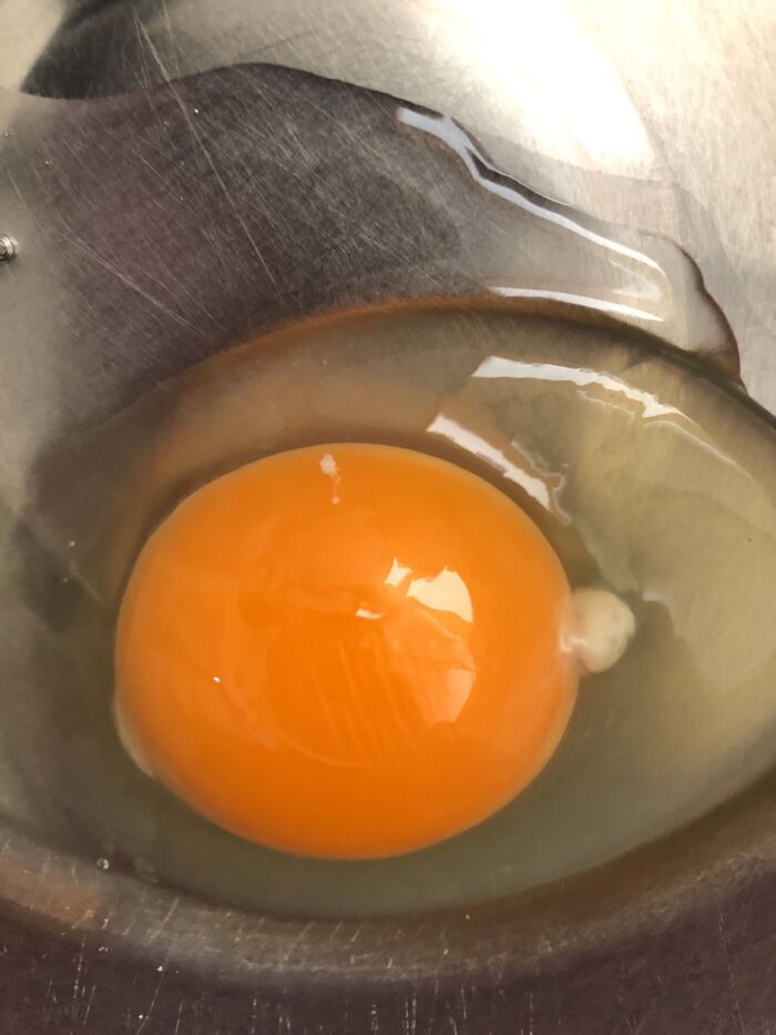 ボウルに卵を割り入れ溶きます