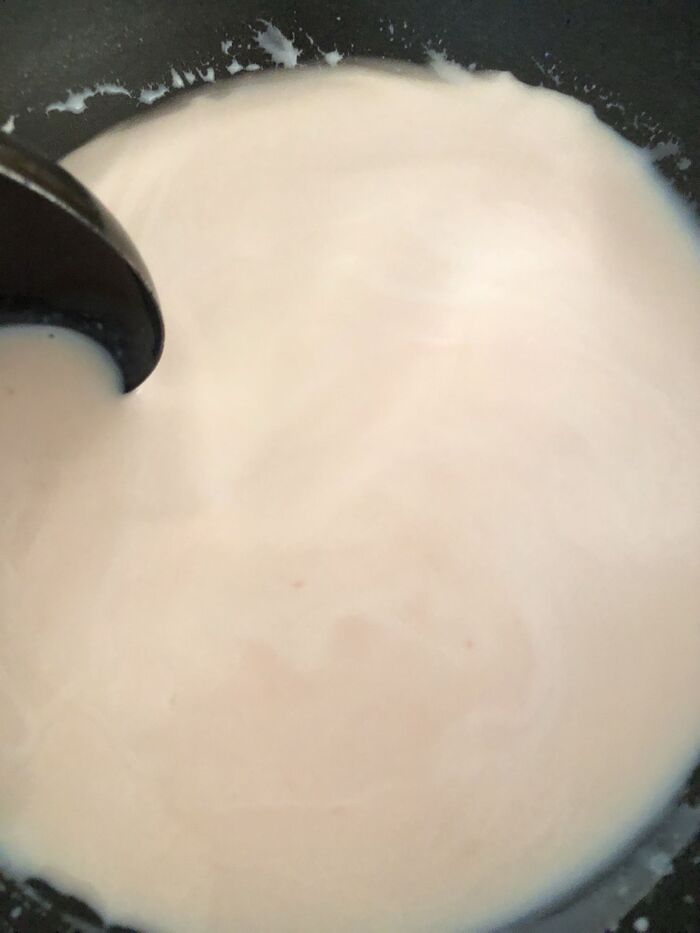 お鍋に牛乳250㎖、ミルメーク、三温糖を入れ沸騰直前まで溶かしながら温めます