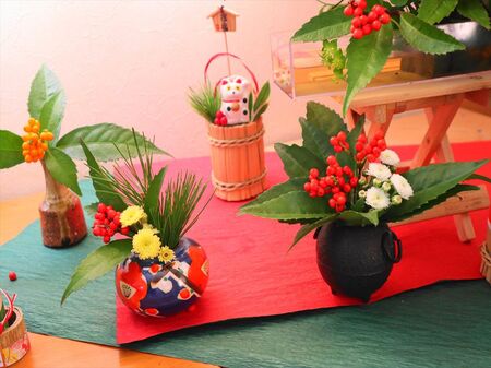 小さな花器で飾るお正月花＆猫との攻防戦…