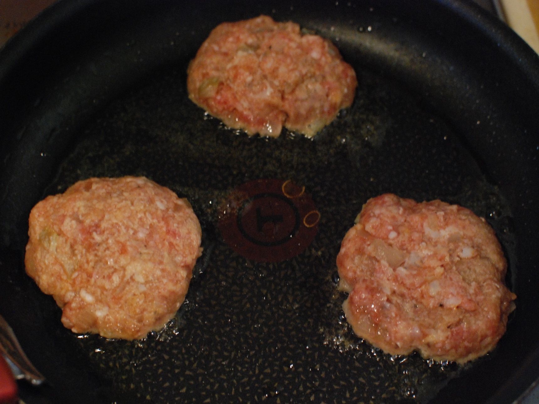 ハンバーグを作り、焼きます