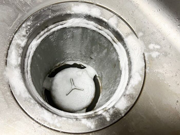 キッチン排水口のヌメリを一発解消 放っておくだけ のズボラお掃除 暮らしニスタ キッチン排水口のヌメリを一発解消 放っておくだけ のズボラお掃除 暮らしニスタ