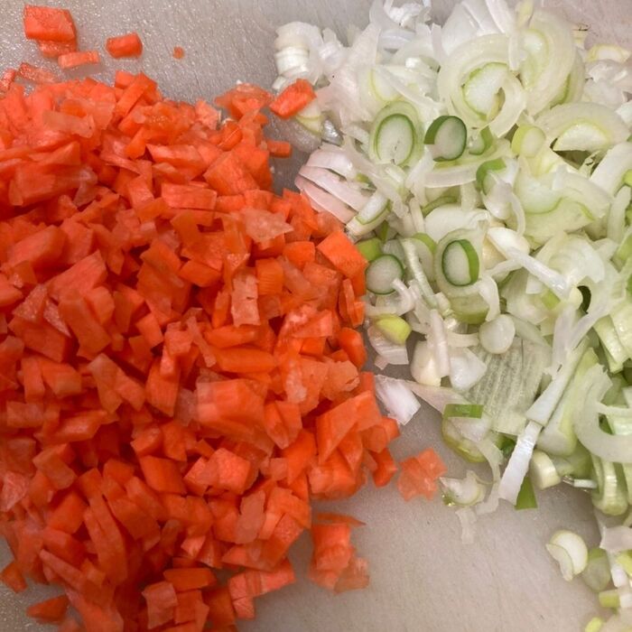 彩り野菜をみじん切りにします