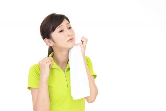 更年期あるある 私だけ汗だく はもう嫌 冬のホットフラッシュ 対策を薬剤師が解説 暮らしニスタ 寒いのに なぜか汗が止まらない 急に ｄメニューニュース Nttドコモ