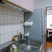 狭いキッチンでも諦めない！作業スペースがスッキリ、スムーズに使える空中収納が便利！