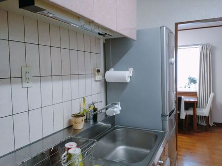 狭いキッチンでも諦めない！作業スペースがスッキリ、スムーズに使える空中収納が便利！