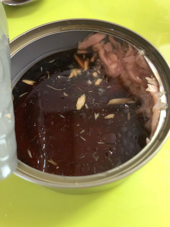 ツナ缶の空き缶に昆布つゆを入れてから、フライパンに移すとツナを残さず使えます