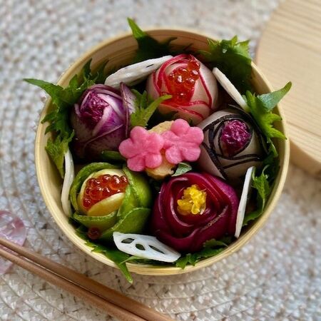 カラフルな５色の彩り大根でお花寿司弁当
