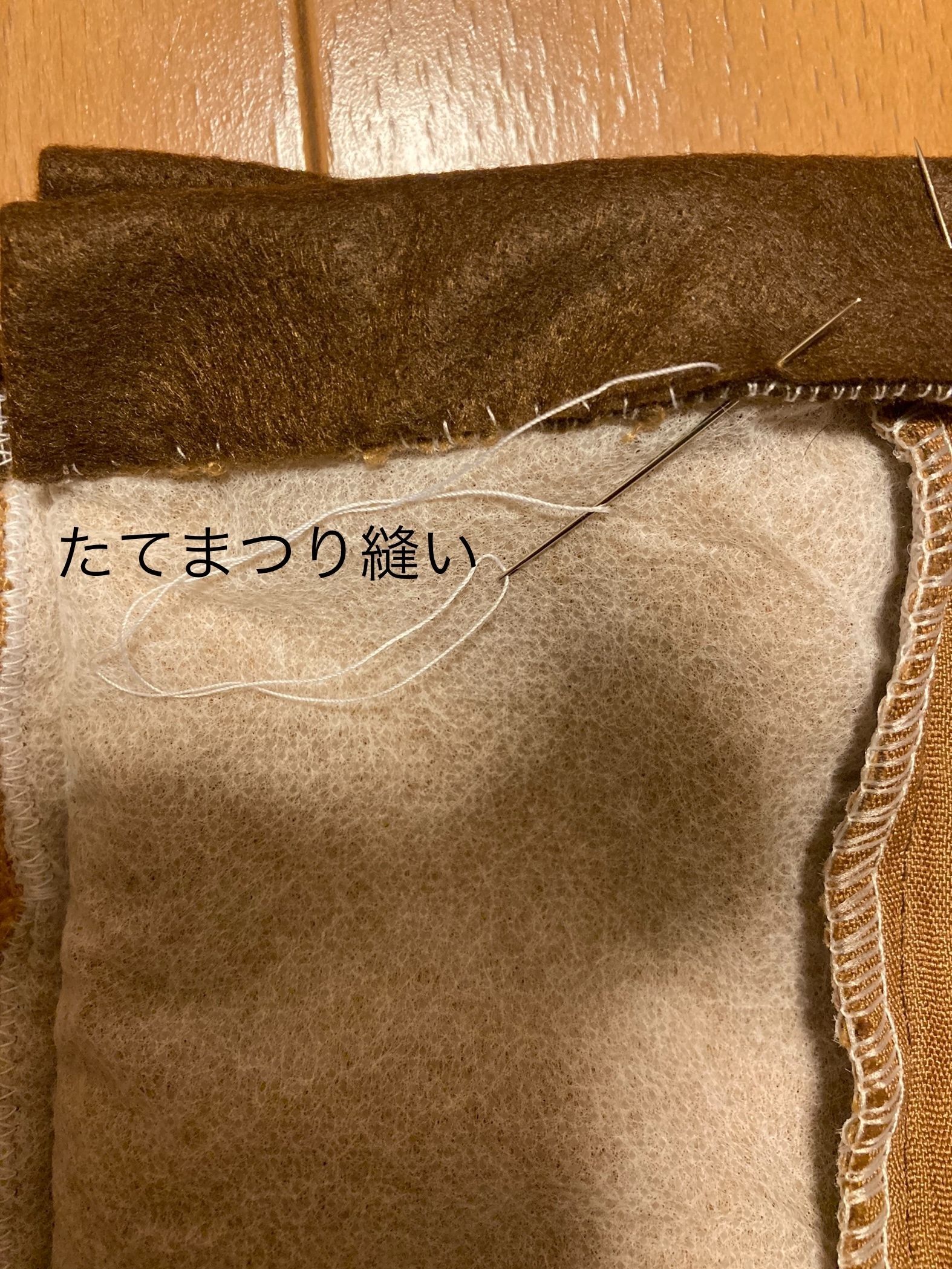 ひも通し口を閉じ、紐を通す。