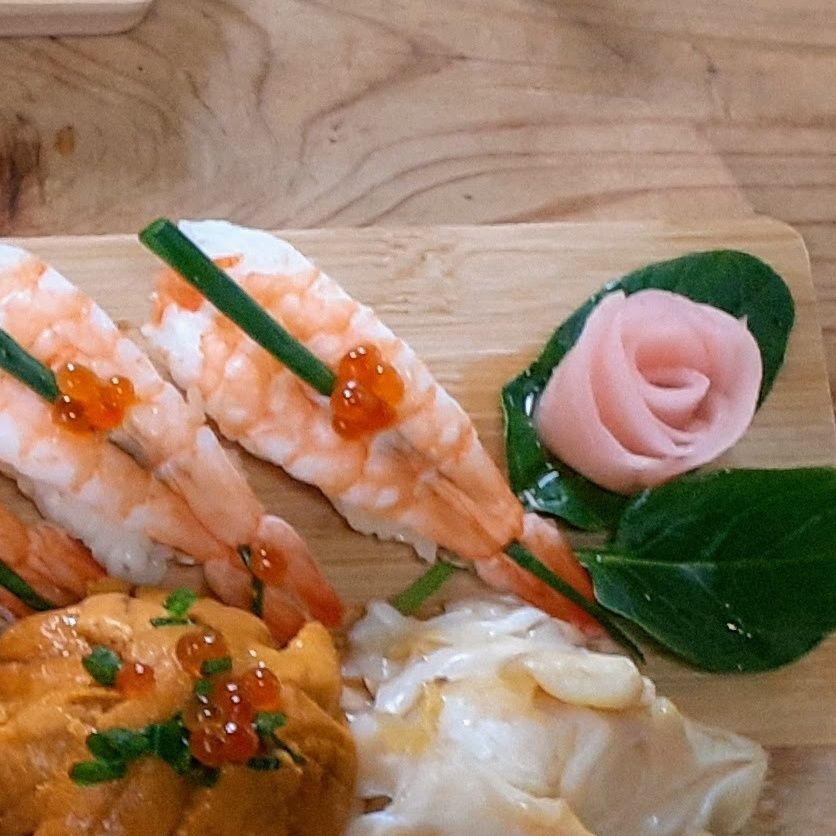 普通の すし海老 に切り込みを入れ 紅鮭と甘酢生姜はお花に見立てて お洒落な握り寿司 暮らしニスタ