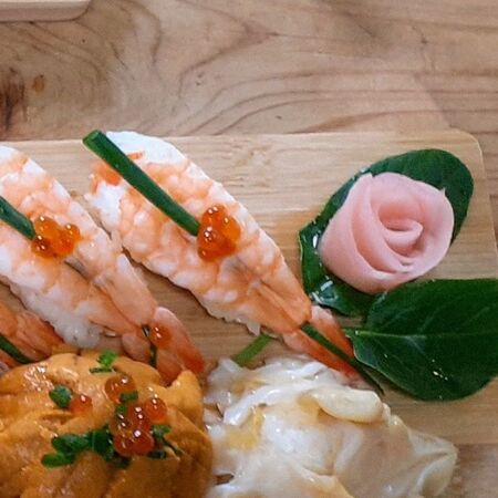 普通の「すし海老」に切り込みを入れ…紅鮭と甘酢生姜はお花に見立てて…お洒落な握り寿司！