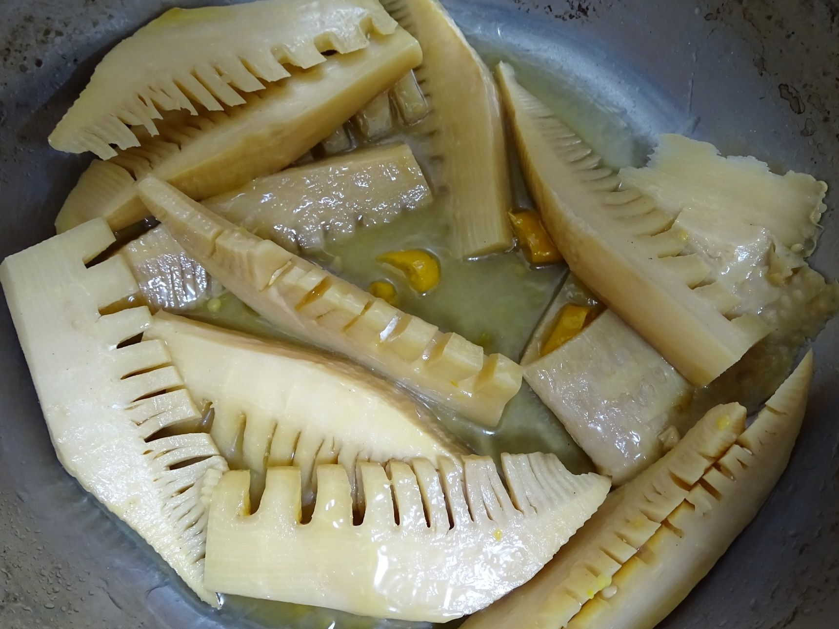 メンマの味付けで、水分が無くなるまでに含ませる。