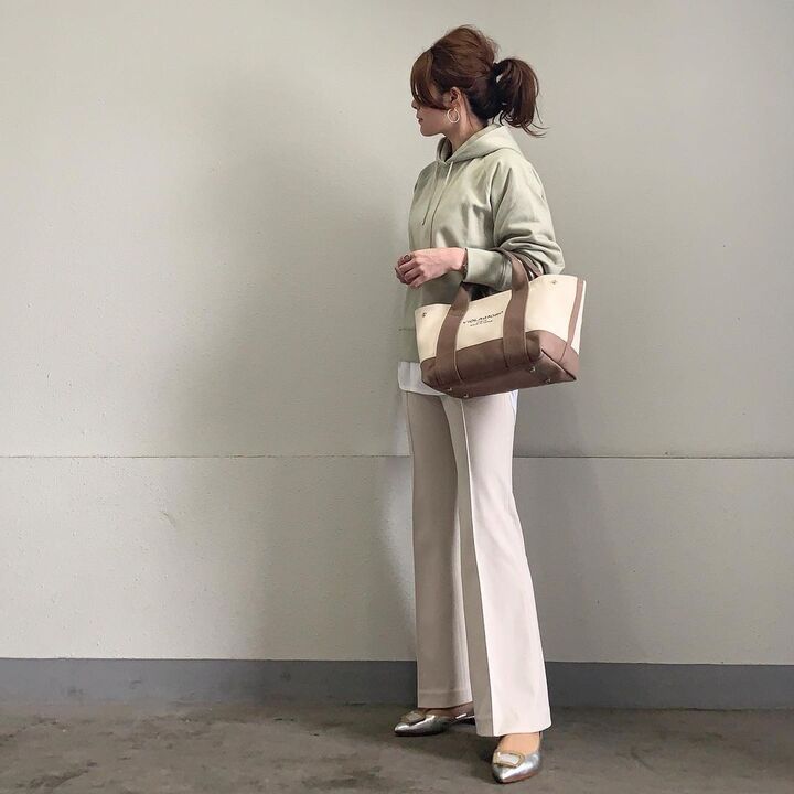【ユニクロ】2,990円に見えない!ズバ抜けたきれいシルエットを実現するボトムが登場