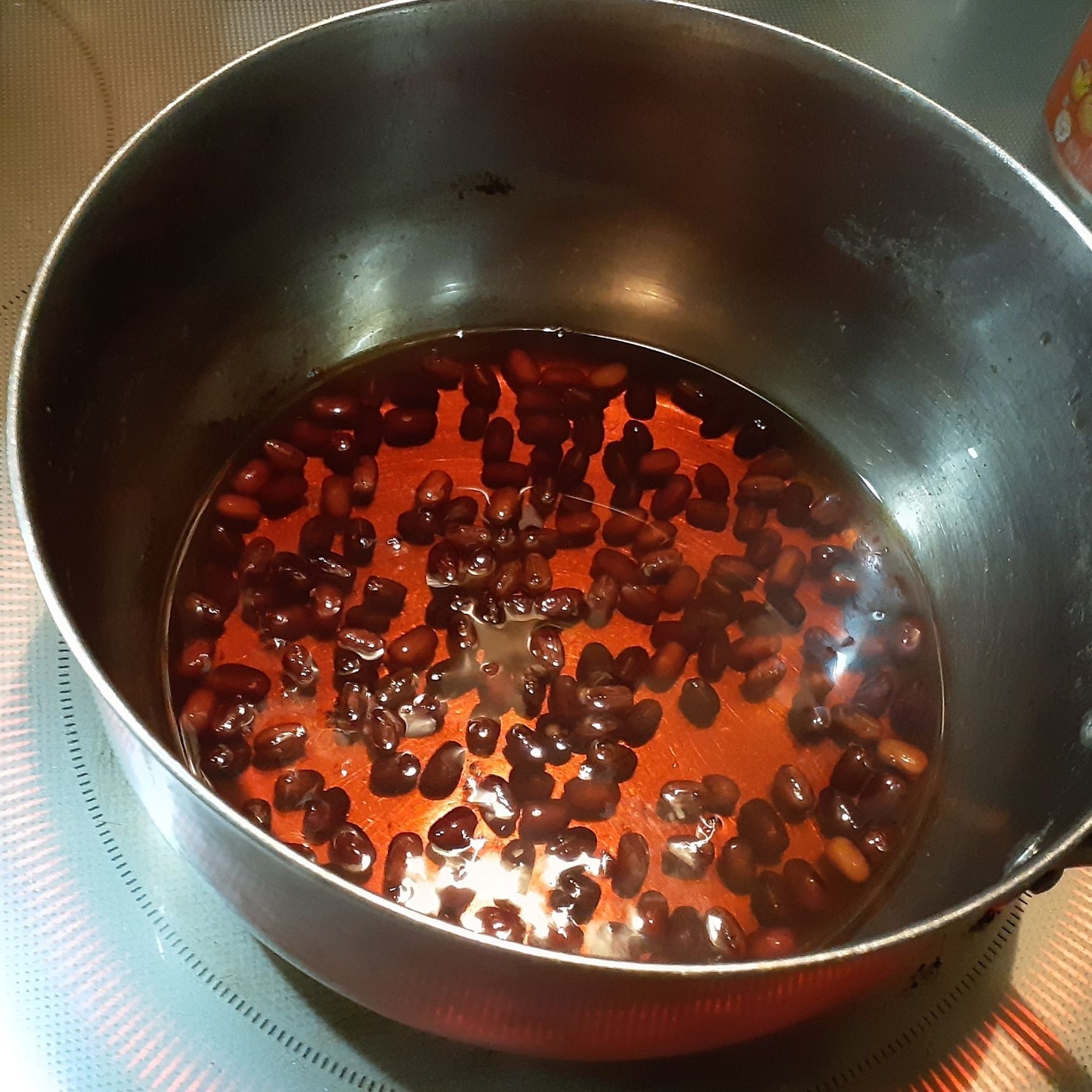 ②お鍋に、洗った小豆と水を入れ、沸騰したら弱火で20分程煮る→砂糖を加えて20分程煮る→小豆と煮汁に分ける。