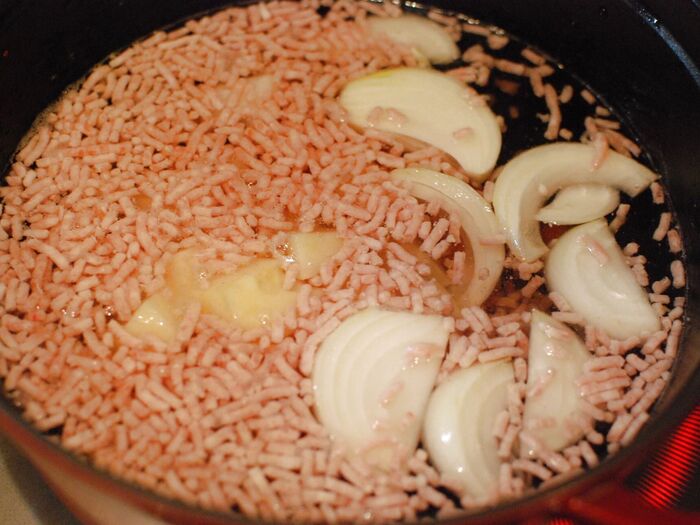 水を鍋に入れ、野菜やひき肉を加えます