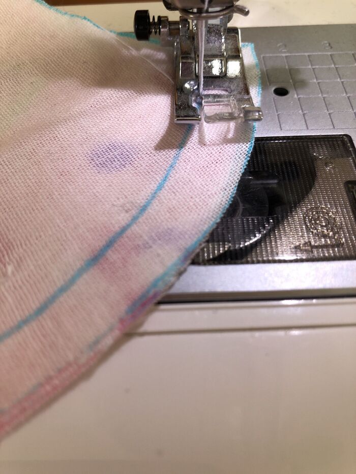 縫い始め、縫い終わりは返し縫いをしてミシンで縫います