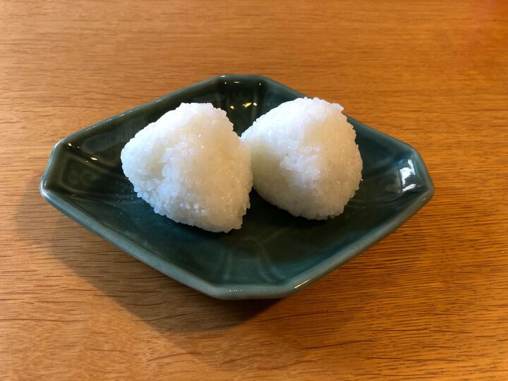 おにぎり作りはあのキッチン消耗品が最強!?ラップより使いやすいの?