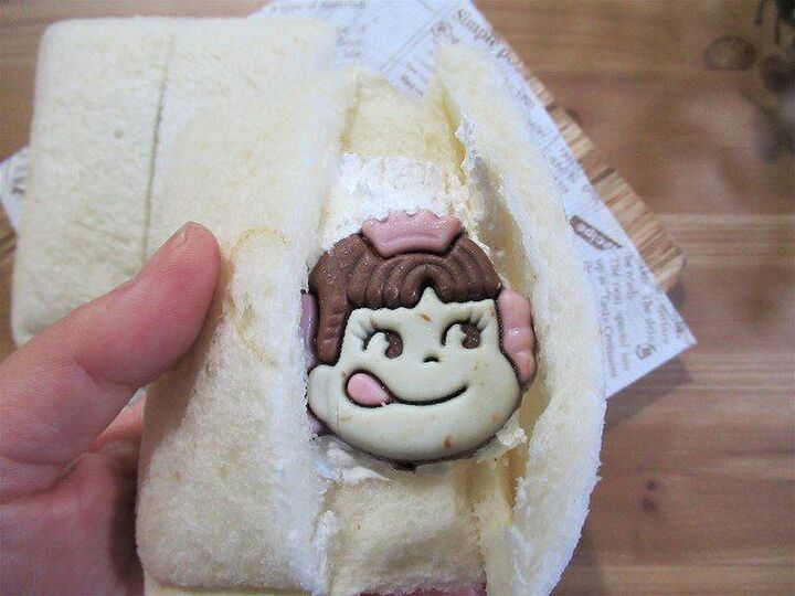 【ヤマザキ×不二家コラボ】SNSでバズり中!噂の「生き埋め」ペコちゃんランチパックがまだ売っていた!