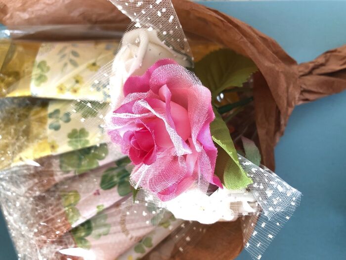 お花も一緒にラッピングペーパーで包み タイでとめます