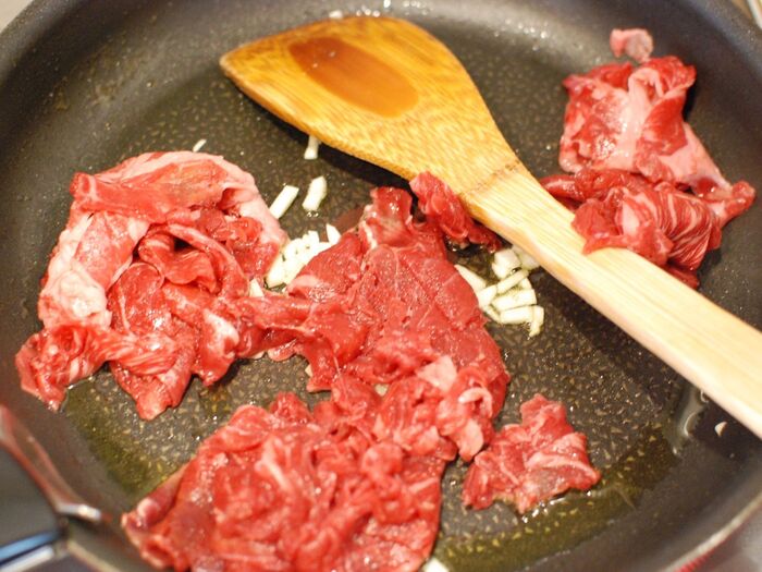 牛こま切れ肉を炒めます