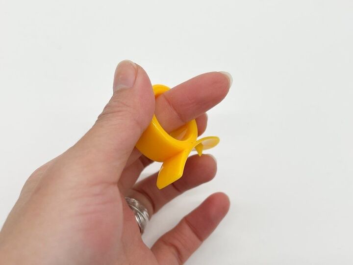 【ダイソー】もう手が汚れない!「あの食材」へのストレスがなくなる謎リングとは